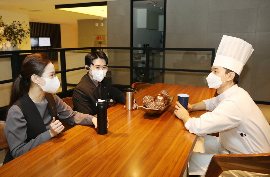 롯데호텔 관계자들이 텀플러를 사용하며 회의를 하고 있다. 