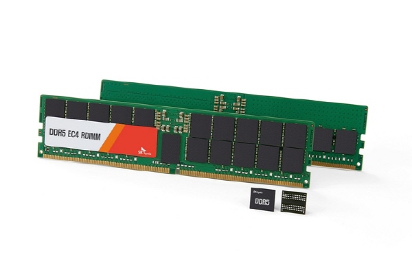 SK하이닉스가 샘플 출하한 24Gb DDR5 D램과 96GB, 48GB D램 모듈 <사진=SK하이닉스>