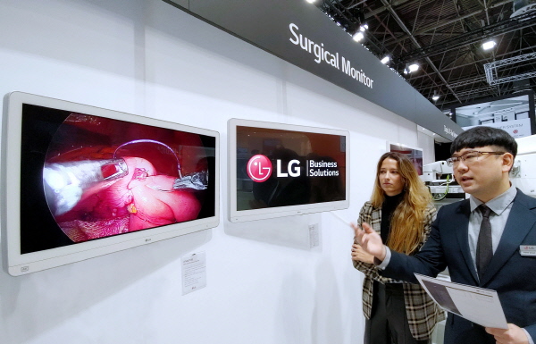 관람객들이 의료기기 박람회 '메디카(MEDICA 2022)'에서 LG전자 의료용 모니터 가운데 최초로 미니 LED를 적용한 수술용 모니터 신제품을 체험하고 있다. <사진=LG전자>