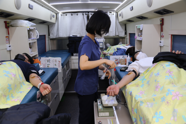 한화손해보험 임직원들이 헌혈행사에 참여하고 있다. <사진=한화손해보험>