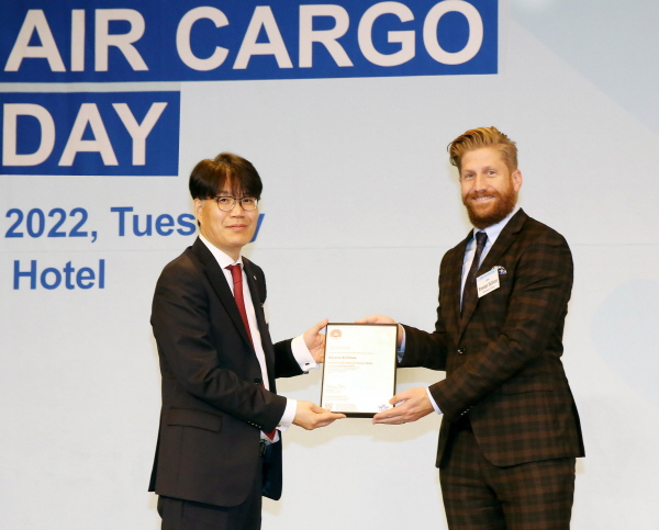서봉원 아시아나항공 화물서비스팀장(왼쪽)과 브렌던 설리번(Brendan Sullivan) IATA 화물부문총괄(Global Head of Cargo, IATA)이 22일 서울 가든호텔에서 열린 Korea Air Cargo Day 항공운송 인증 수여식에서 기념 촬영을 하고 있다. <사진=아시아나항공>