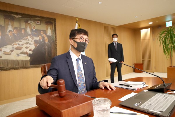 이창용 한국은행 총재가 의사봉을 두드리고 있다. <사진=연합>