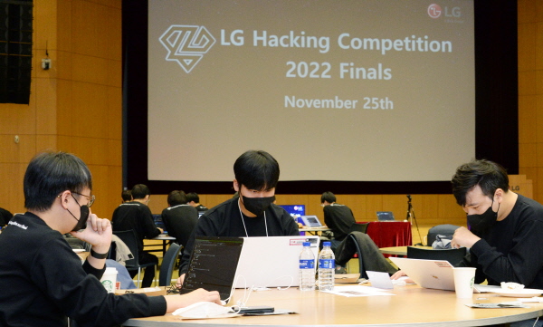 지난 25일 서울 양재동 서초R&D캠퍼스에서 열린 'LG 해킹대회 2022' 참가자들 <사진=LG전자>