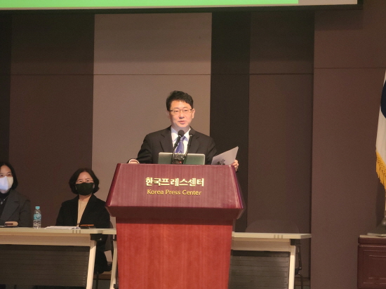 김재경 신라젠 대표가 13일 오전 서울 중구 프레스센터에서 열린 신라젠 기업설명회에서 인사말을 하고 있다. 