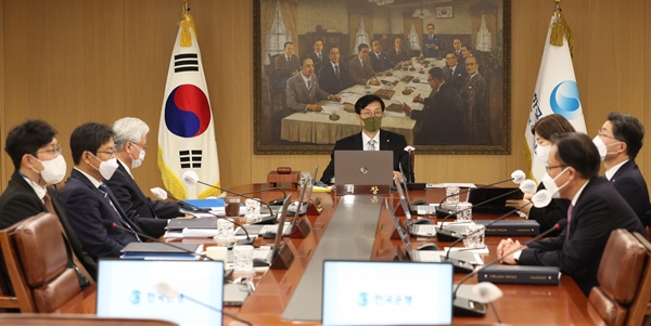 이창용 한국은행 총재가 지난 11월 24일 서울 중구 한국은행에서 금융통화위원회 본회의를 주재하고 있다.<사진=연합>