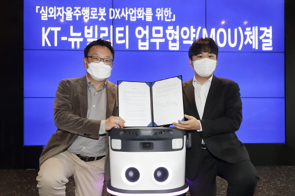 이상호 KT AI Robot사업단장(왼쪽)과 이상민 뉴빌리티 대표가 기념사진 촬영하는 모습 <사진=KT>