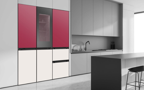 LG 디오스 오브제컬렉션 무드업 냉장고에 비바 마젠타 컬러를 적용한 인테리어 사진 <사진=LG전자>