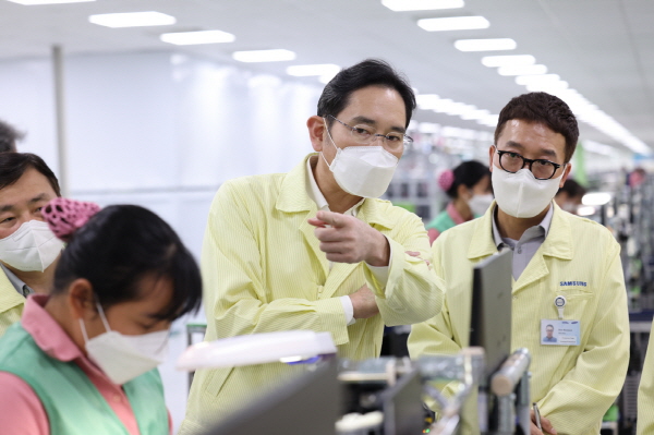 이재용 삼성전자 회장이 지난 22일 베트남 현지 스마트폰 공장을 찾아 생산 시설을 점검 중이다.<사진=삼성전자>