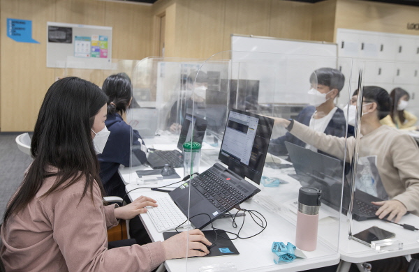 지난 10월 서울 강남구 '삼성청년SW아카데미' 서울캠퍼스에서 7기 교육생들이 프로젝트 수업을 진행하고 있다. <사진=삼성전자>