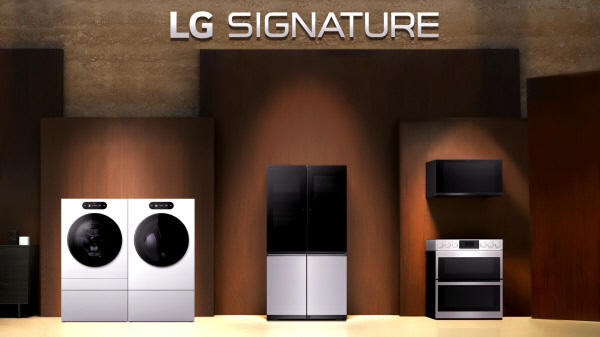 LG 시그니처 2세대 제품들. 왼쪽부터 세탁기, 건조기, 듀얼 인스타뷰 냉장고, 후드 겸용 전자레인지(위), 더블 슬라이드인 오븐(아래) <사진=LG전자>