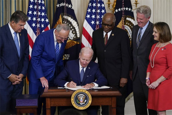 현지시간으로 8월 16일 조 바이든 미국 대통령이 백악관 스테이트 다이닝룸에서 인플레이션 감축법(IRA)에 서명하고 있다. <사진=연합뉴스>