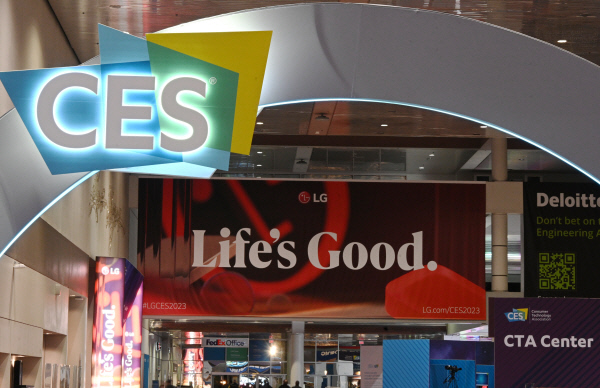 LG전자가 세계 최대 가전·IT 전시회 ‘CES 2023’이 열리는 미국 라스베이거스 컨벤션센터(LVCC)에 ‘Life’s Good(라이프스굿)’ 광고판을 설치했다. <사진=LG전자>