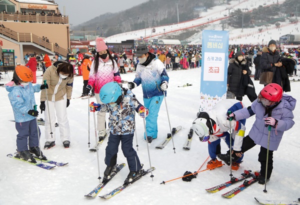 강원도 홍천 비발디파크 리조트에서 열린 ‘트루프렌드(truefriend) 2023 한가족 스키캠프’ 행사에서 한국투자증권 임직원들과 가족들이 스키 강습을 받고 있다. <사진=한국투자증권>