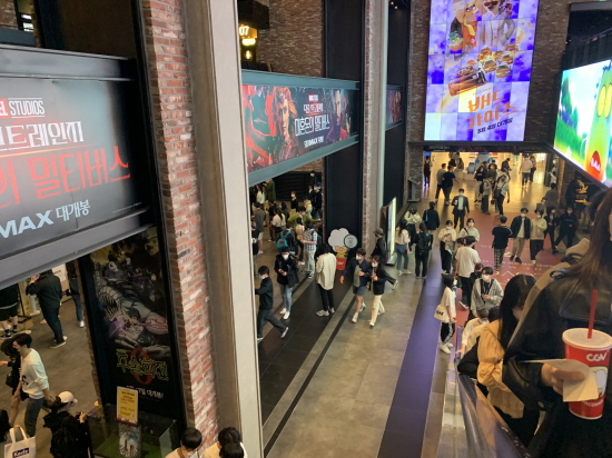 지난해 5월 마블 영화 '닥터 스트레인지: 대혼돈의 멀티버스'가 개봉했을 때 서울 시내 한 극장 모습. <사진=이금영 기자>