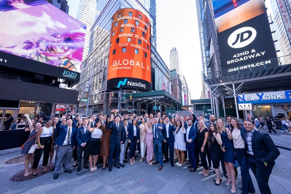 미래에셋의 미국 ETF 자회사 글로벌엑스(Global X)의 임직원들이 뉴욕 타임스퀘어에서 기념 촬영을 하고 있다. <사진=미래에셋자산운용>