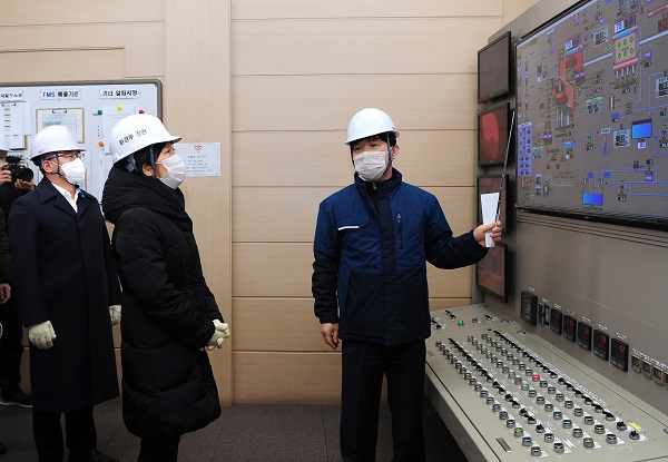 박경일 SK에코플랜트 사장(왼쪽 첫번째)이 ‘AI 소각시설 운전상황판’을 보며 관계자 설명을 듣고 있다. <사진=SK에코플랜트>