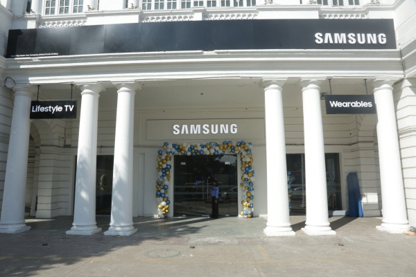 삼성전자는 인도 법인은 인도 뉴델리 중심가이며 최대 상업 지역인 코노트 플레이스(Connaught Place)에 체험 매장 삼성 익스피리언스 스토어(Samsung Experience Store)를 개장했다고 29일 밝혔다. 삼성 익스피리언스 스토어 외부 모습 <사진=삼성전자>