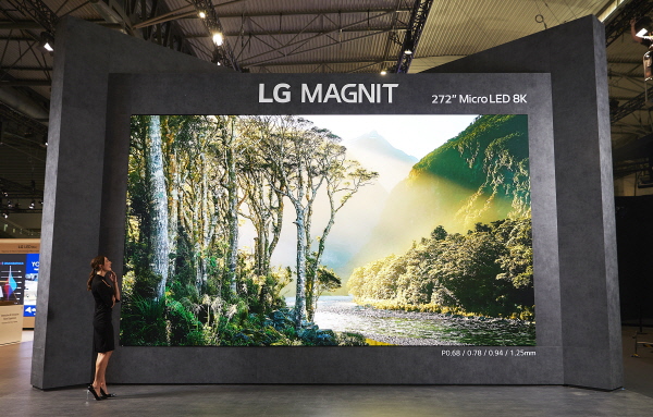 LG전자 모델이 8K 해상도의 272형 마이크로 LED 사이니지 ‘LG 매그니트(MAGNIT)’로 영상을 감상하고 있다. <사진=LG전자>