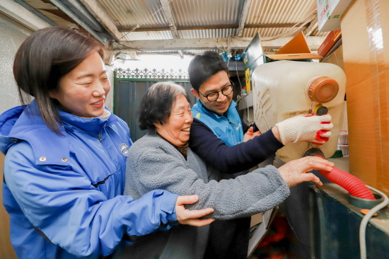 6일 KT&G복지재단 관계자들이 서울 강북구 미아동의 한 가정을 방문해 난방연료를 제공하고 있다. <사진=KT&G복지재단>