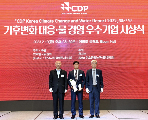 한국조선해양이 CDP 한국위원회가 주관하는 ‘2022년 기후변화 대응 및 물 경영 우수기업 시상식’에서 ‘탄소경영 특별상’을 수상했다. (사진 가운데 류희진 한국조선해양 상무)<사진=HD현대>