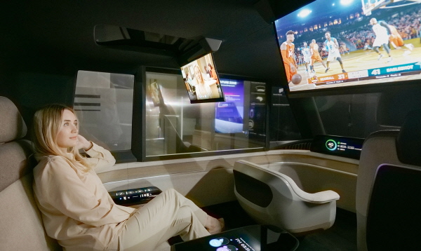 미국 라스베이거스에서 LG디스플레이 모델이 ‘차량용 18인치 슬라이더블 OLED’로 영상을 감상하고 있다. <사진=LG디스플레이>