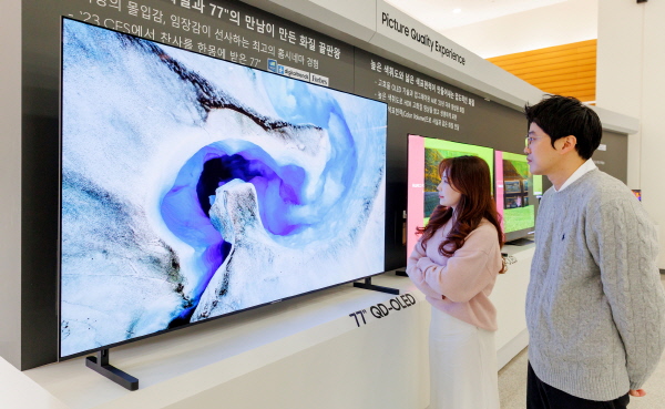 삼성디스플레이 직원들이 초대형 77형 TV용 QD-OLED를 제품을 관람하고 있다. <사진=삼성디스플레이>