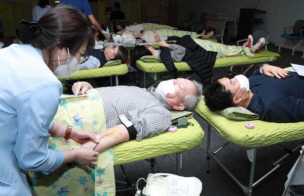 22일 여의도 NH금융타워에서 열린 사랑의 나눔 헌혈 행사에서 정영채 NH투자증권 대표이사(사진 왼쪽)와 임직원들이 헌혈을 하고 있다. <사진=NH투자증권>