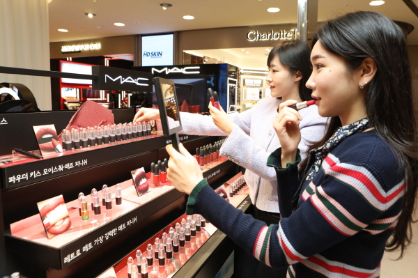 롯데백화점 본점 맥(MAC) 매장에서 고객들이 립스틱을 살펴보고 있다. <사진=롯데백화점>