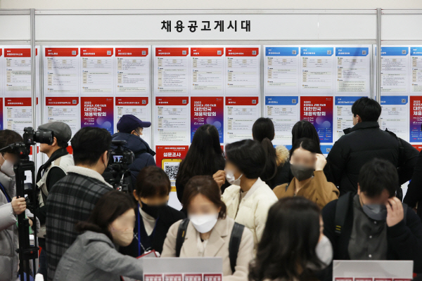 지난 2일 서울 서초구 aT센터에서 열린 '2023 대한민국 채용박람회'를 찾은 구직자들이 채용 정보를 알아보고 있다. <사진=연합>
