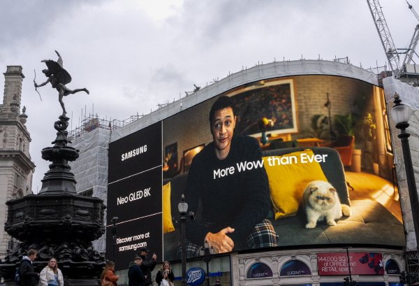 영국 피카딜리 광장의 삼성전자 Neo QLED 8K 신제품 옥외 광고 <사진=삼성전자>