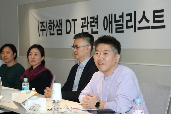 김진태 한샘 대표(오른쪽)가 지난 7일 진행된 '애널리스트 데이'에서 발언하고 있다. <사진=한샘>