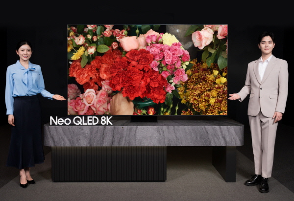 삼성전자 모델이 Neo QLED 8K 2023년형 신제품을 소개하고 있는 모습 <사진=삼성전자>