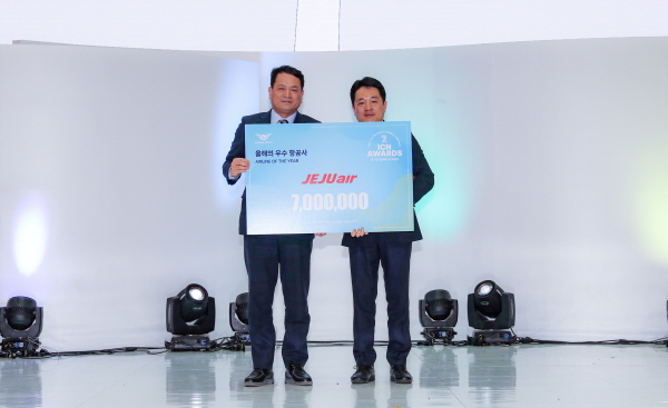 최윤호 제주항공 인천지점장(오른쪽)과 김경욱 인천국제공항공사장이 제7회 ICN AWARDS 시상식에서 올해의 우수 항공사 상을 전달하고 있다.