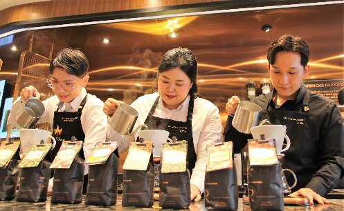 최고의 커피 전문가들과 함께하는 '스타벅스 커피 모먼트' 에서 직원들이 커피 추출을 선보이고 있다. <사진=스타벅스코리아>
