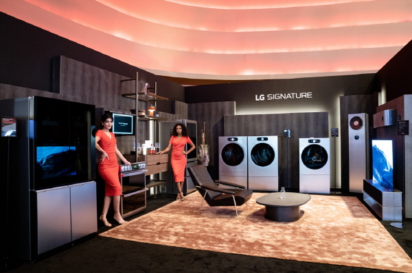 LG전자 모델들이 초프리미엄 생활가전 LG 시그니처(LG SIGNATURE) 2세대 라인업을 소개하고 있다. <사진=LG전자>