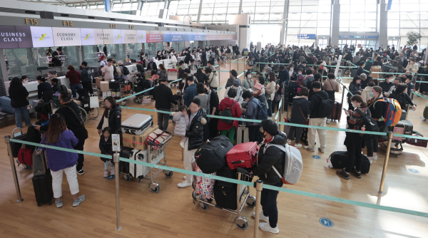 지난 1일 오전 인천국제공항 제1여객터미널 출국장이 승객들로 붐비고 있다. <사진=연합>