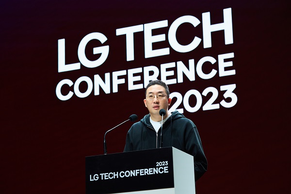 구광모 LG 대표가 16일 서울 마곡 LG사이언스파크에서 열린 LG테크콘퍼런스에서 오프닝 스피치를 하고 있다. <사진=LG>