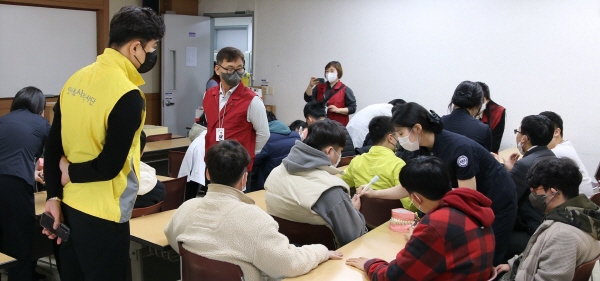 동국제약은 임직원들로 구성된 인사돌플러스 사랑봉사단원들이 16일 서울 성동구 한양여자대학교에서 열린 사랑의 스케일링 행사에 참여하고 있다. 