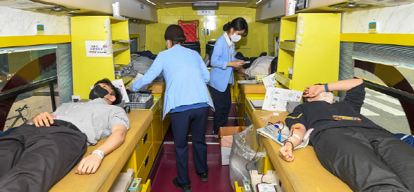 현대삼호중공업 임직원들이 지난 17일 회사 야드 내에 마련된 헌혈 버스에서 헌혈하고 있다. <사진=현대삼호중공업>