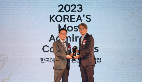 한수희 한국능률협회컨설팅 대표(왼쪽)과 김병무 SK쉴더스 클라우드사업본부장이 기념사진을 촬영하고 있다.