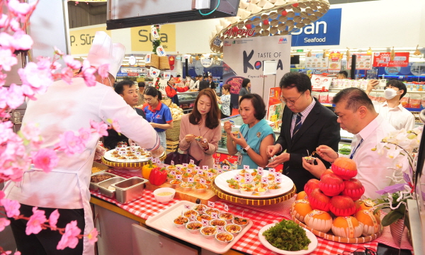 17일 한국농수산식품유통공사가 베트남 호치민에서 현지 창고형 대형유통업체 MM메가마켓과 함께 개최한 ‘한국의 맛(Taste of Korea)’ 판촉 행사에 고객들이 몰려 있다. 