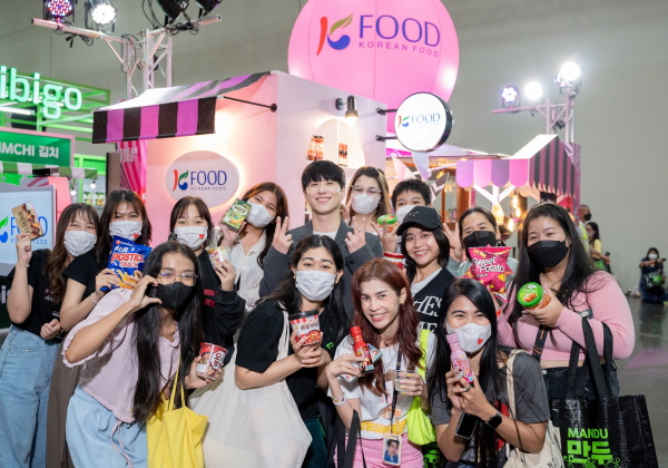 19일 태국 방콕 임팩트 아레나에서 열린 2023 케이콘 태국(KCON 2023 THAILAND)에서 관람객들이 한국농수산식품유통공사가 마련한 K-푸드 체험홍보관 앞에서 기념촬영을 하고 있다. 
