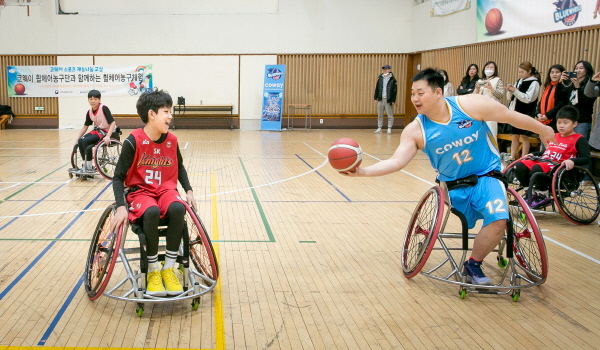 주니어나이츠 소속 유소년 선수들이 휠체어농구를 체험하고 있다. <사진=코웨이>