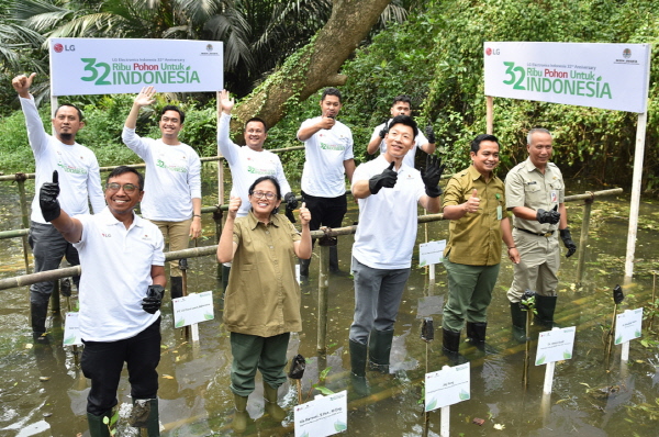 LG전자 인도네시아법인 직원들이 자카르타 인근 지역에서 나무심기 캠페인을 펼치는 모습 <사진=LG전자>