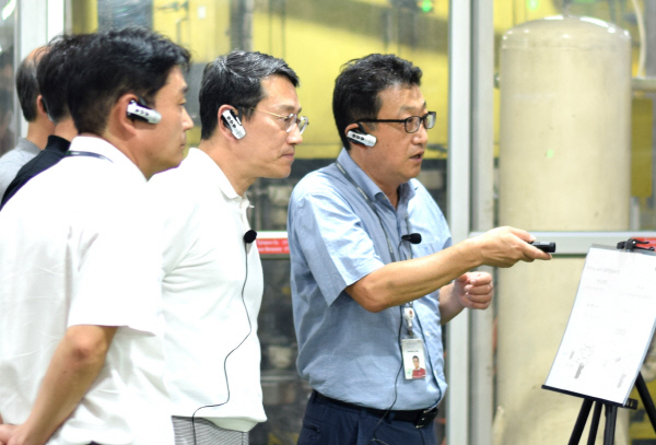 조주완 LG전자 사장(오른쪽 두 번째)이 태국 라용 공장에서 세탁기, 에어컨 등의 생산라인을 살펴보고 있는 모습 <사진=LG전자>