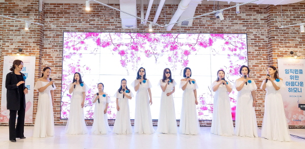 코웨이 물빛소리 합창단이 장애인의 날을 맞이해 지난 12일 서울 구로구 G타워에 위치한 코웨이 본사에서 임직원들과 함께하는 ‘런치 콘서트’를 진행했다. 물빛소리 합창단이 공연을 선보이고 있다. <사진=코웨이>