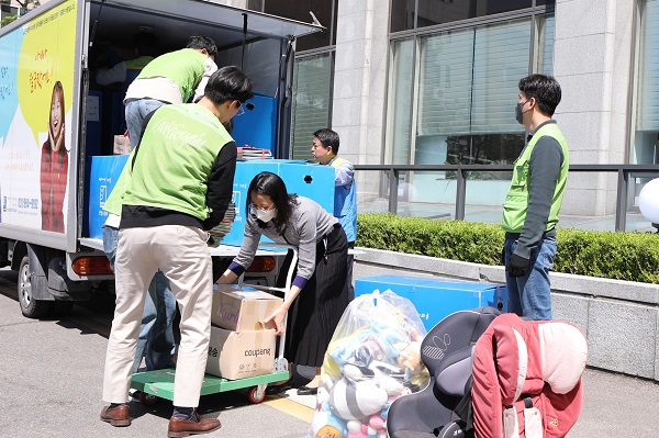 현대엔지니어링 임직원이 ‘봄맞이 물품 기증 캠페인’을 통해 모은 물품들을 전달하기 위해 옮기고 있는다..<사진=현대엔지니어링>