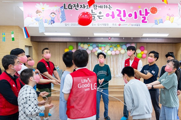 4일 서울 암사재활원 강당에서 LG전자 직원들과 장애아동들이 협동 공던지기를 하는 모습. <사진=LG전자>