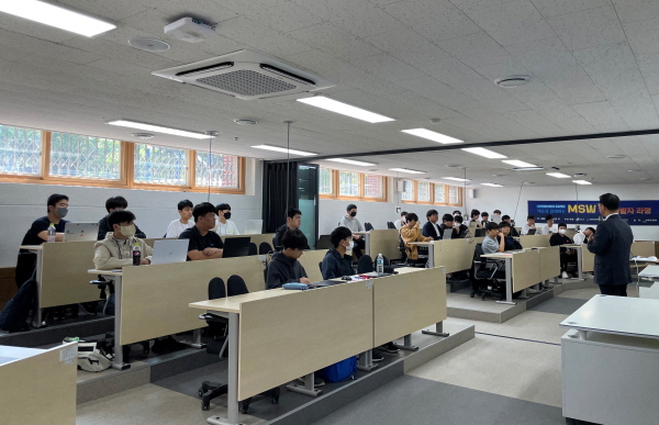 13일 넥슨 관계자가 서울 강남구 단국대부속소프트웨어고등학교에서 MSW 개발인재 교육을 하고 있다.<사진=넥슨>