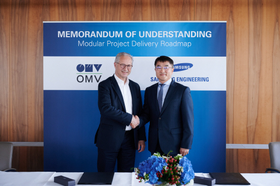 남궁홍 삼성엔지니어링 사장(오른쪽)과 알프레드 슈테른 OMV 대표가 9일 오스트리아 빈에서 모듈 기술의 프로젝트 적용 및 에너지 전환(Energy Transition) 분야 협력을 위한 업무협약(MOU)을 체결하고 악수를 하고 있다. 